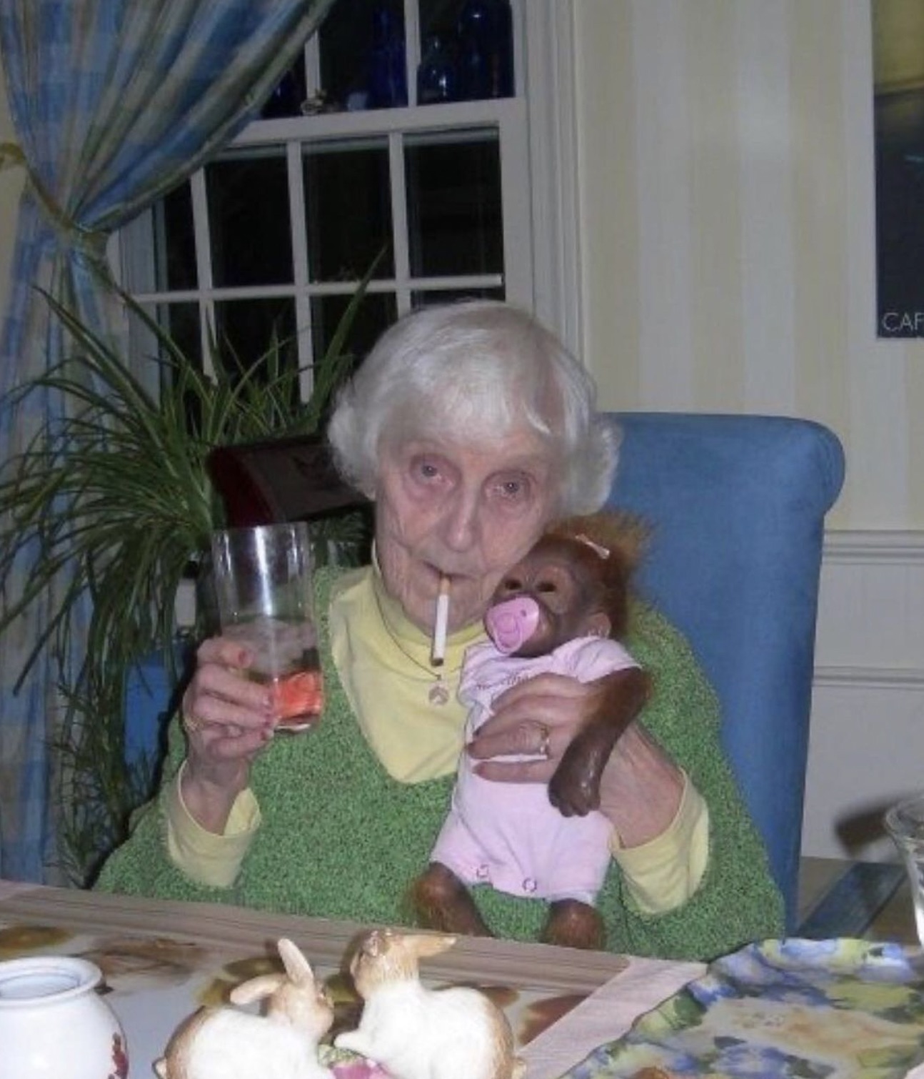 grandma and monkey - Caf